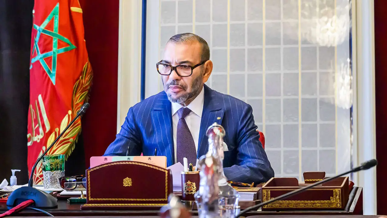 Mohamed VI preside una reunión de trabajo dedicada a la activación del programa de emergencia para el realojo de las víctimas del terremoto en el Palacio Real de Rabat - PHOTO/MAP