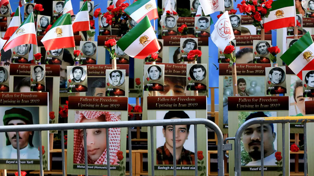 Se ven carteles con imágenes mientras estadounidenses iraníes y otros participan en una manifestación cerca de la sede de las Naciones Unidas durante la visita del presidente iraní Ebrahim Raisi en la ciudad de Nueva York, EE.UU., el 19 de septiembre de 2023
REUTERS/YANA PASKOVA