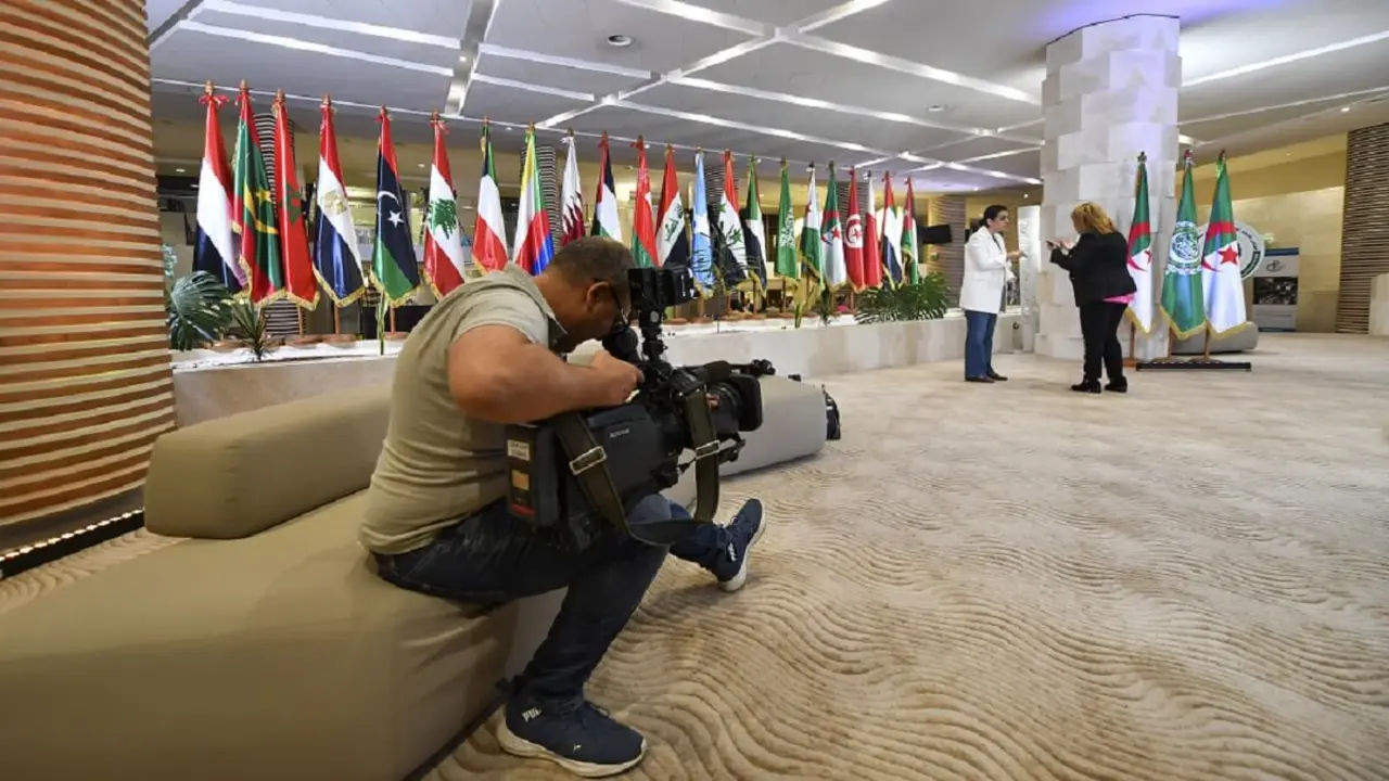 PHOTO/AFP/FETHI BELAID - Preparativos en el centro de prensa del Palacio de Congresos para la cumbre de jefes de Estado de la Liga Árabe, en Argel, el 30 de octubre de 2022