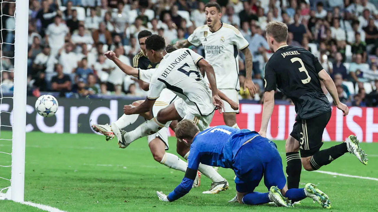 AFP/THOMAS COEX - El centrocampista inglés del Real Madrid Jude Bellingham anota el primer gol de su equipo durante la primera ronda de la Liga de Campeones de la UEFA, en partido entre el Real Madrid y el Unión Berlín en el estadio Santiago Bernabéu de Madrid