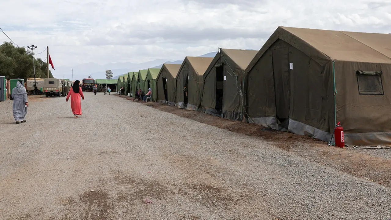 REUTERS/EMILIE MADI - Vista exterior de un campamento de ayuda militar para las personas que fueron desplazadas tras el mortal terremoto en Amizmiz, Marruecos, 17 de septiembre de 2023