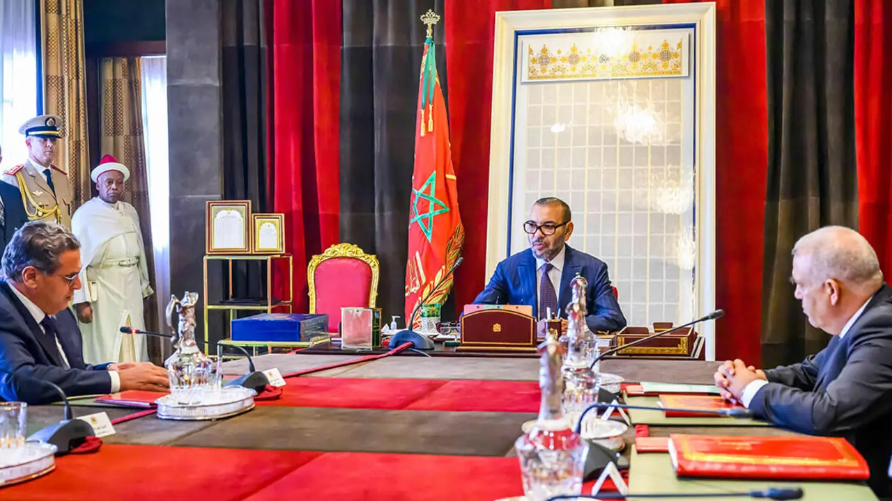 PHOTO/MAP (AGENCIA DE PRENSA MARROQUÍ) - El rey Mohamed VI preside una reunión de trabajo dedicada a la activación del programa de emergencia para el realojamiento de las víctimas del desastre del terremoto en el Palacio Real de Rabat