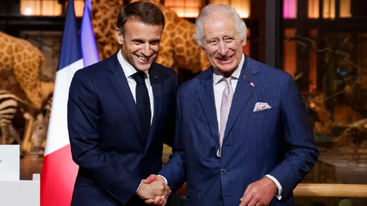 PHOTO/POOL/AFP/LUDOVIC MARIN - El presidente francés Emmanuel Macron estrecha la mano del rey Carlos III de Gran Bretaña durante su visita al Museo de Historia Natural para reunirse con líderes empresariales y hablar sobre biodiversidad, en París el 21 de septiembre de 2023