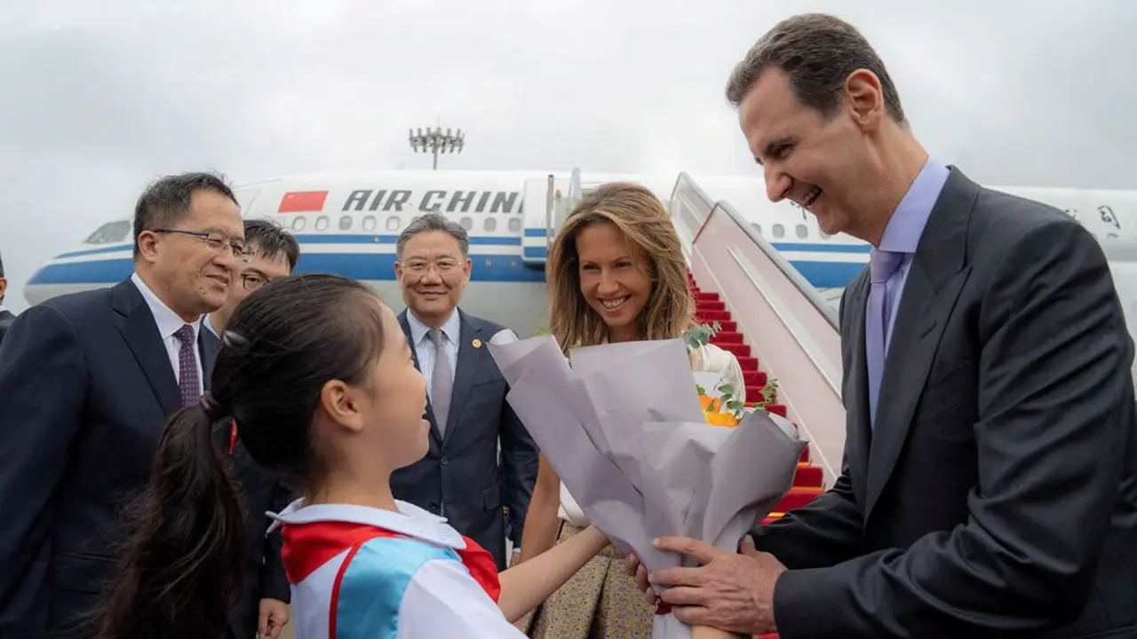 PHOTO/SANA/REUTERS - El presidente de Siria, Bashar al-Assad, y su esposa Asma son recibidos a su llegada al aeropuerto de Hangzhou, China, el 21 de septiembre de 2023