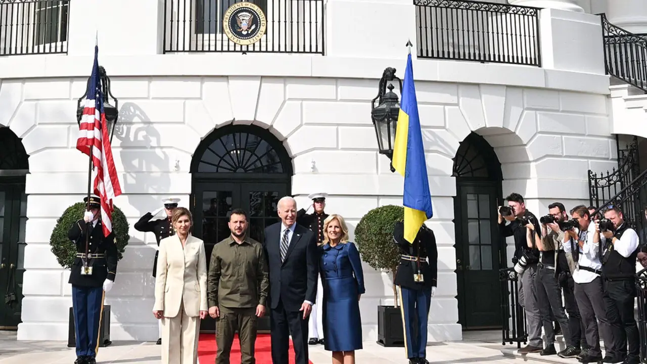 AFP/SAUL LOEB - El presidente estadounidense Joe Biden y la primera dama Jill Biden dan la bienvenida al presidente ucraniano Volodymyr Zelensky y a la primera dama Olena Zelenska en el pórtico sur de la Casa Blanca en Washington, DC, el 21 de septiembre , 2023