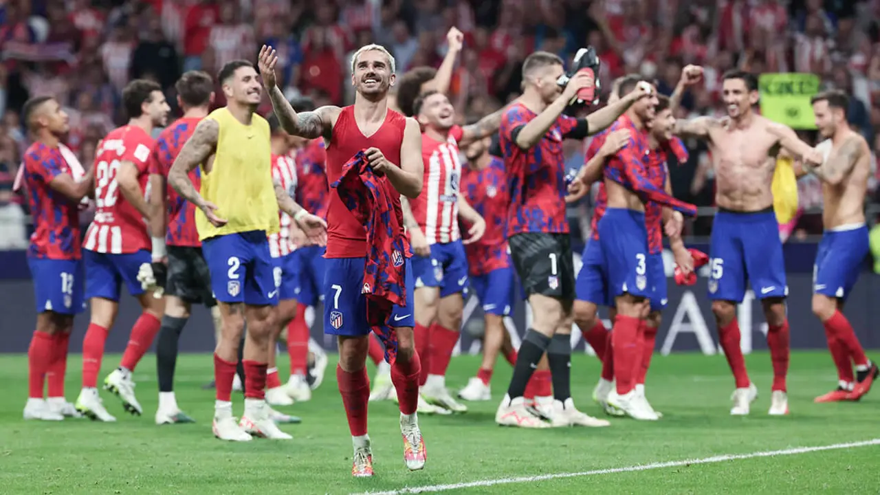 AFP/THOMAS COEX - El delantero francés del Atlético de Madrid Antoine Griezmann y sus compañeros celebran su victoria al final del partido de fútbol de la Liga española entre el Club Atlético de Madrid y el Real Madrid CF en el estadio Metropolitano de Madrid en septiembre 24 de octubre de 2023