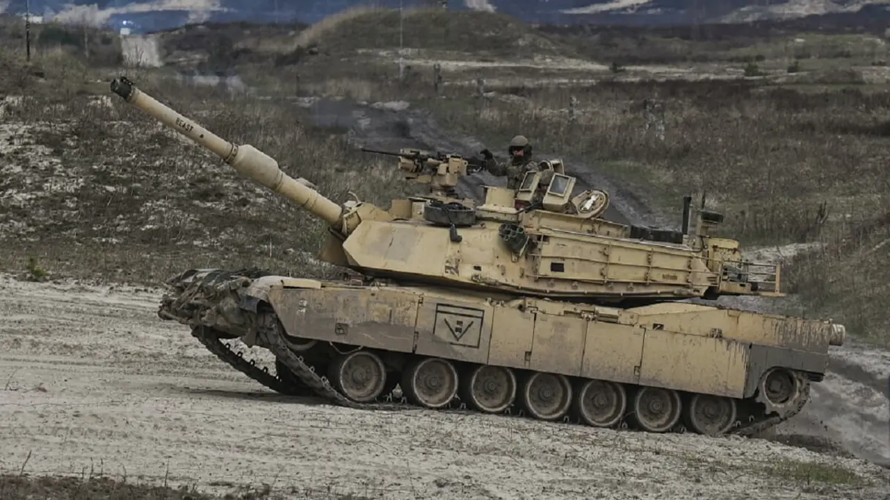 PHOTO/ARTUR WIDAK/NurPhoto/NurPhoto vía AFP - Soldados estadounidenses del 2º Batallón, 70º Regimiento Blindado, 1ª División de Infantería entrenan con tanques M1A2 Abrams en Nowa Deba, en Nowa Deba, Polonia, el 12 de abril de 2023
