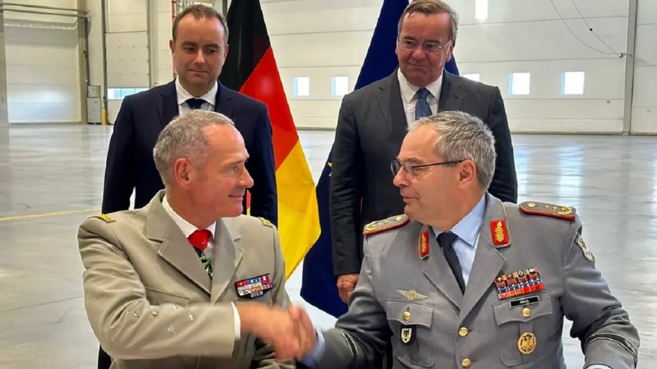 PHOTO/Bundeswehr - El jefe del Estado Mayor del Ejército francés, general Pierre Schill, y el inspector general del Ejército alemán, general Alfons Mais, se congratulan de la firma de los Requisitos Operativos Comunes de Alto Nivel del tanque MGCS