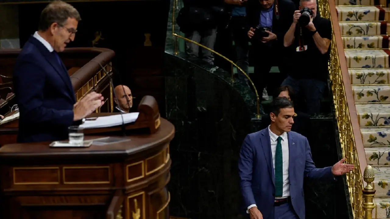PHOTO/AFP/ÓSCAR DEL POZO - El presidente del Gobierno español, Pedro Sánchez, gesticula mientras el presidente del Partido Popular (PP), Alberto Núñez Feijoo, habla durante la primera sesión de un debate parlamentario para votar a un presidente del Gobierno en Las Cortes de Madrid el 26 de septiembre de 2023