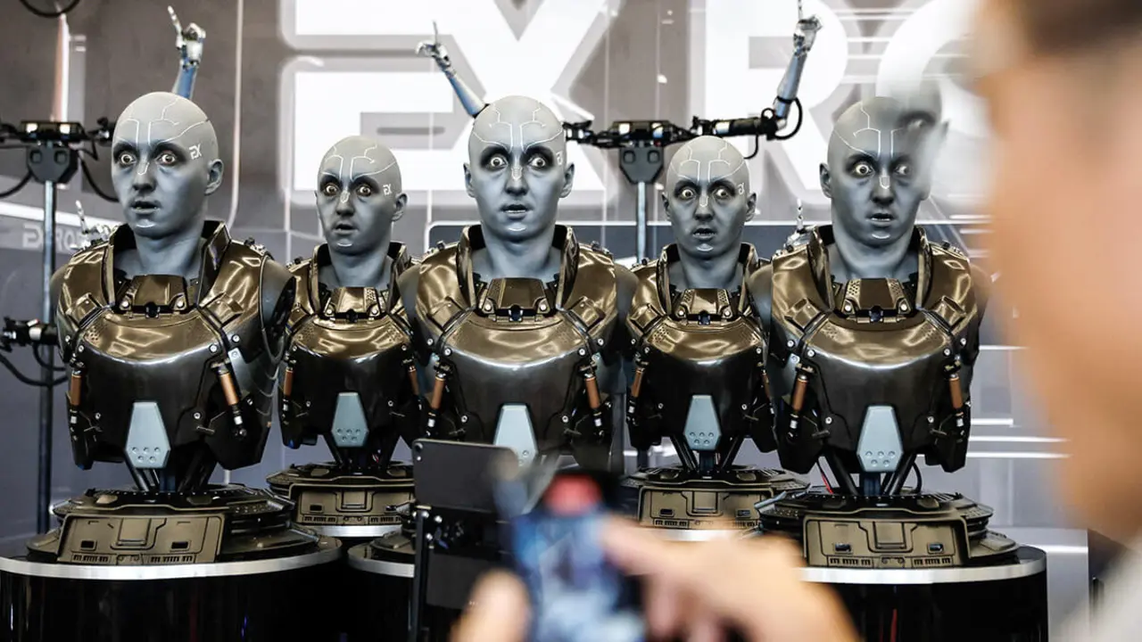 REUTERS/TINGSHU WANG- Robots humanoides desarrollados por EXRobots en la Conferencia Mundial de Robots de Pekín (WRC) 2023 en Pekín, China, 17 de agosto de 2023