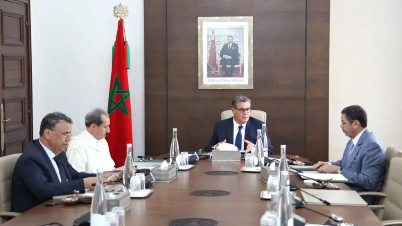 PHOTO/REDES SOCIALES- Reunión del jefe de Gobierno, Aziz Akhannouch, el vicepresidente del Consejo Superior del Poder Judicial, Mohamed Abdennabaoui, el ministro de Justicia, Abdellatif Ouahbi, y el presidente de la Fiscalía, El Hassan Daki, que representa al Rey ante el Tribunal de Casación