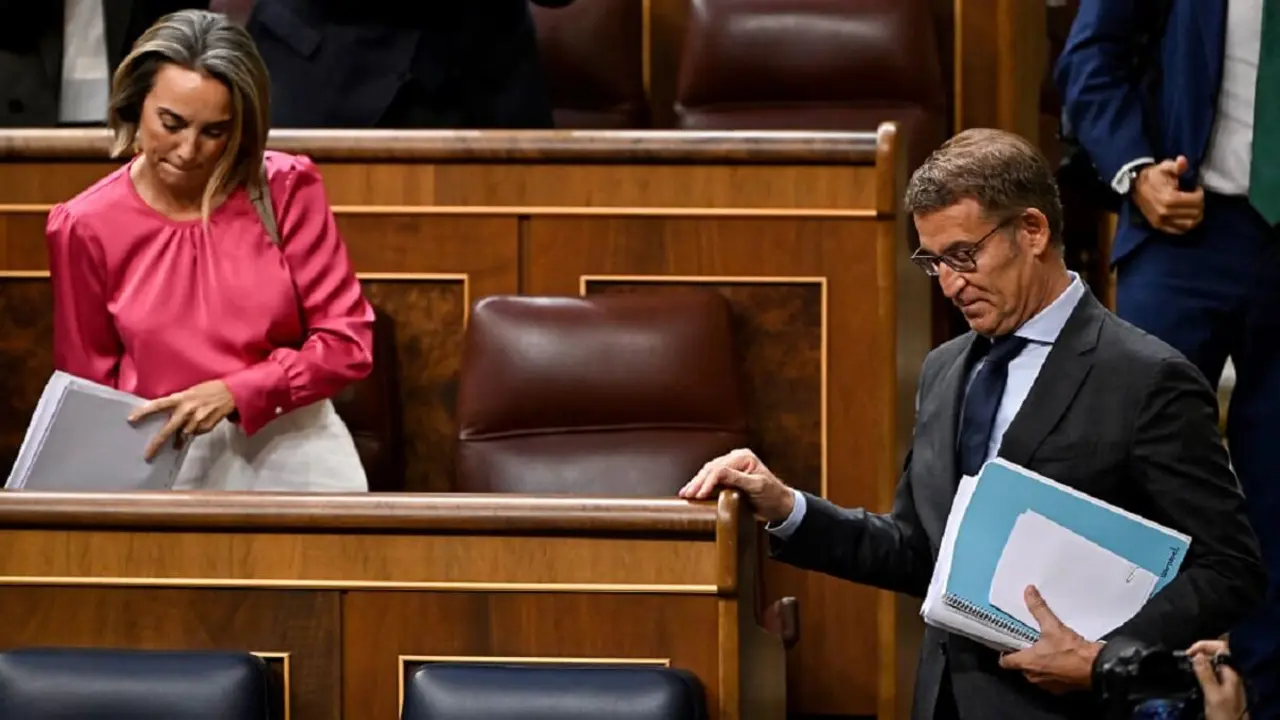 PHOTO/AFP/JAVIER SORIANO - El líder de la oposición del Partido Popular (PP) y candidato a presidente del Gobierno, Alberto Núñez Feijoo, sale tras la votación fallida al final de la segunda sesión de un debate parlamentario para votar a un presidente del Gobierno en Las Cortes de Madrid el 27 de septiembre de 2023