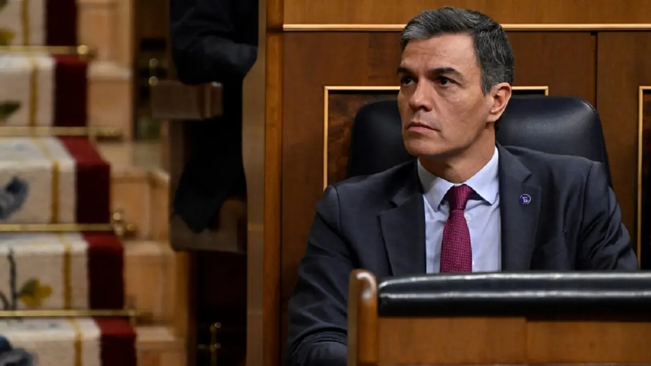 El presidente del Gobierno en funciones de España, Pedro Sánchez, asiste a la segunda sesión de un debate parlamentario para votar a un presidente del Gobierno en Las Cortes de Madrid el 27 de septiembre de 2023 - PHOTO/AFP/JAVIER SORIANO -