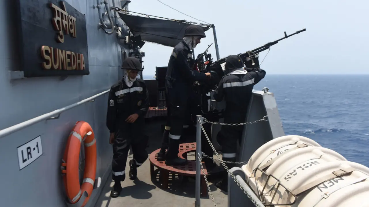 ARUN SANKAR / AFP - Cadetes navales indios se preparan para un ejercicio de artillería a bordo del buque naval indio INS Sumedha