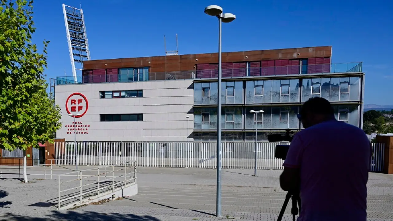 Un cámara toma imágenes de la sede de la Federación Española de Fútbol donde un juez el 28 de septiembre de 2023 ha ordenado un registro policial en la sede del comité de árbitros español, en Las Rozas de Madrid - PHOTO/AFP/JAVIER SORIANO