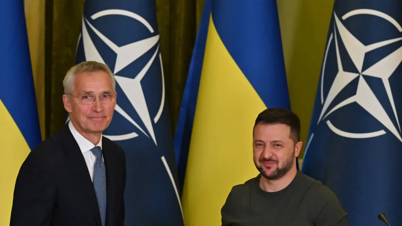 Sergei SUPINSKY / AFP - El presidente ucraniano, Volodymyr Zelensky (dcha.), y el secretario general de la OTAN, Jens Stoltenberg (izda.)