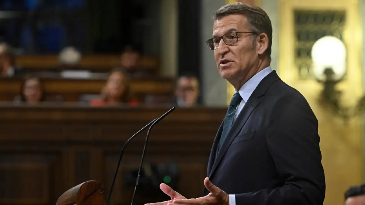 PHOTO/AFP/JAVIER SORIANO - El líder del Partido Popular y candidato a presidente del Gobierno, Alberto Núñez Feijoo, pronuncia un discurso en el Congreso de los Diputados durante la segunda votación parlamentaria para elegir al próximo primer ministro de España, en Madrid, el 29 de septiembre de 2023