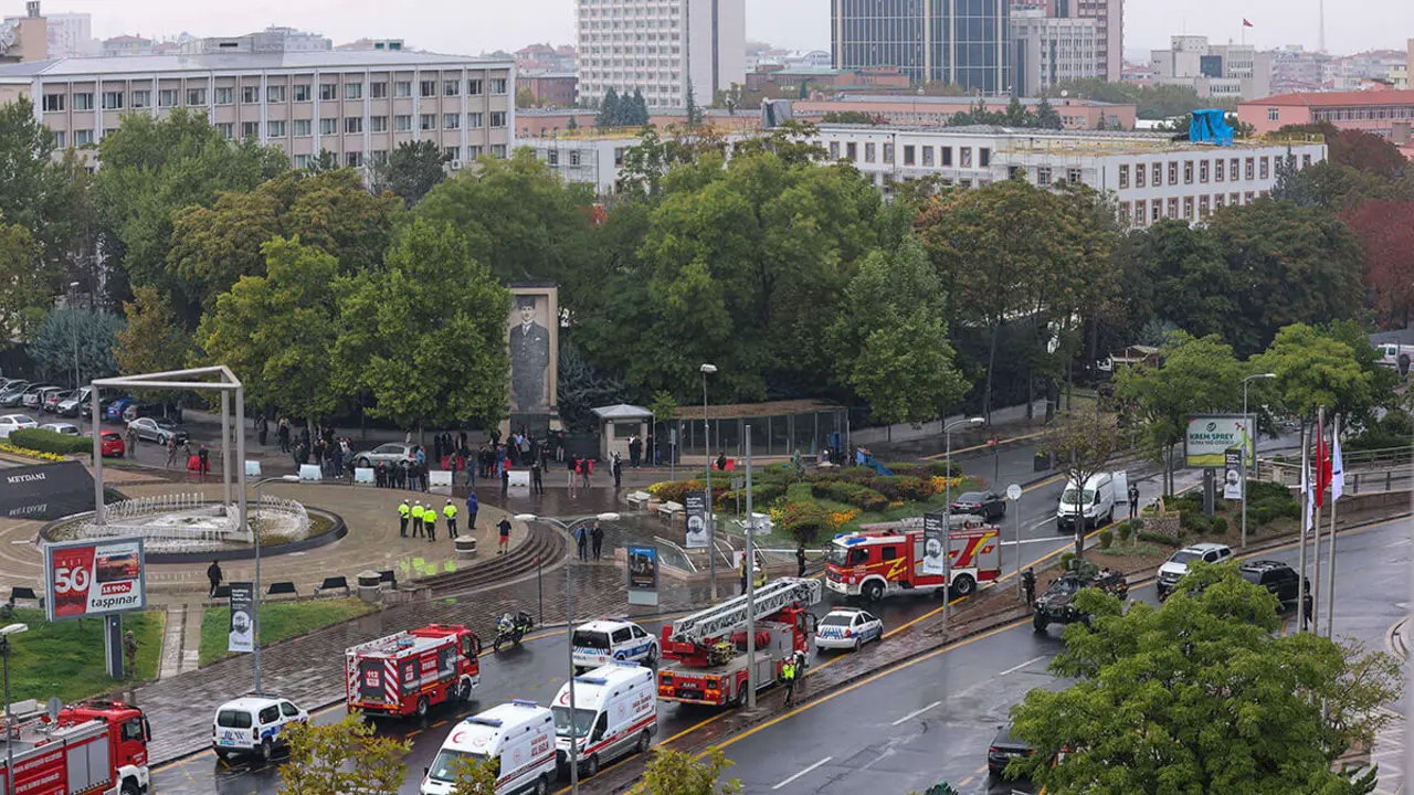 Miembros de las Fuerzas Especiales de la Policía turca aseguran la zona cercana al Ministerio del Interior tras un atentado con bomba en Ankara, el 1 de octubre de 2023, que dejó dos policías heridos
AFP/ADEM ALTAN