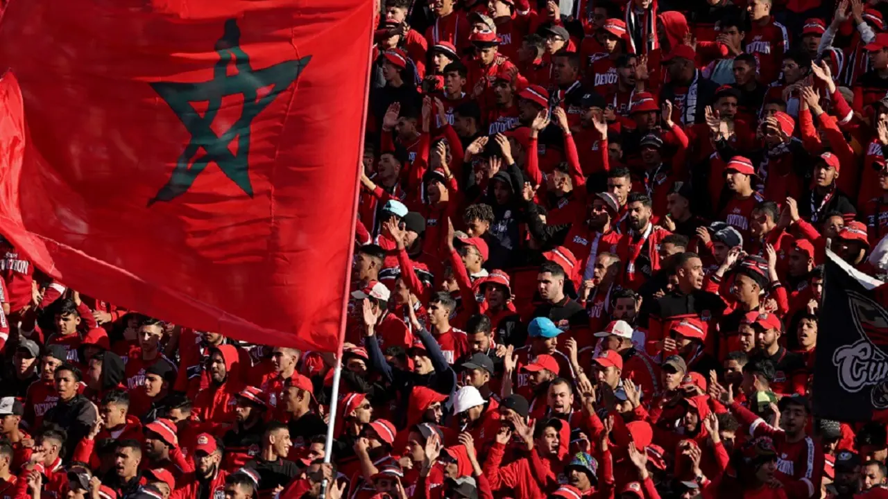 Aficionados del Wydad ondean banderas durante el partido de fútbol de la segunda ronda de la Copa Mundial de Clubes de la FIFA entre el Wydad AC marroquí y el Al-Hilal saudí en el estadio Príncipe Moulay Abdellah de Rabat el 4 de febrero de 2023 - PHOTO/AFP/FADEL SENNA