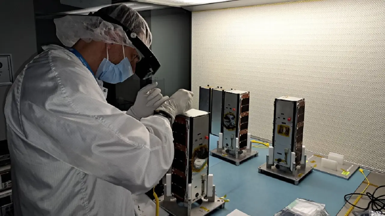 PHOTO/INTA - Cada uno de los tres nanosatélites ANSER está fabricado en el estándar CubeSat 3U, tiene un peso de 3,4 kilos y es del tamaño aproximado de una larga caja de zapatos