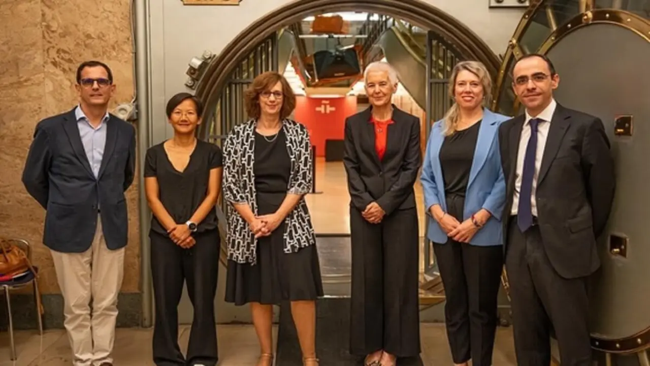 PHOTO/INSTITUTO CERVANTES/MIGUEL ALCALDE - Philippe Robertet (Instituto Cervantes), Thy Nowak-Tran (British Council Europa), Carmen Noguero (Instituto Cervantes), Lucy Watkins (British Council Europa), Sylvia Edvinson (British Council España) y Luis Marina (Instituto Cervantes), junto a la puerta de la Caja de las Letras