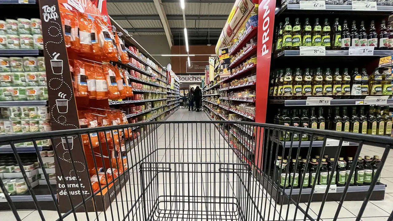 Carrito de la compra vacío junto a un stand de aceite de oliva en un supermercado de Lens, en el norte de Francia - AFP/DENIS CHARLET