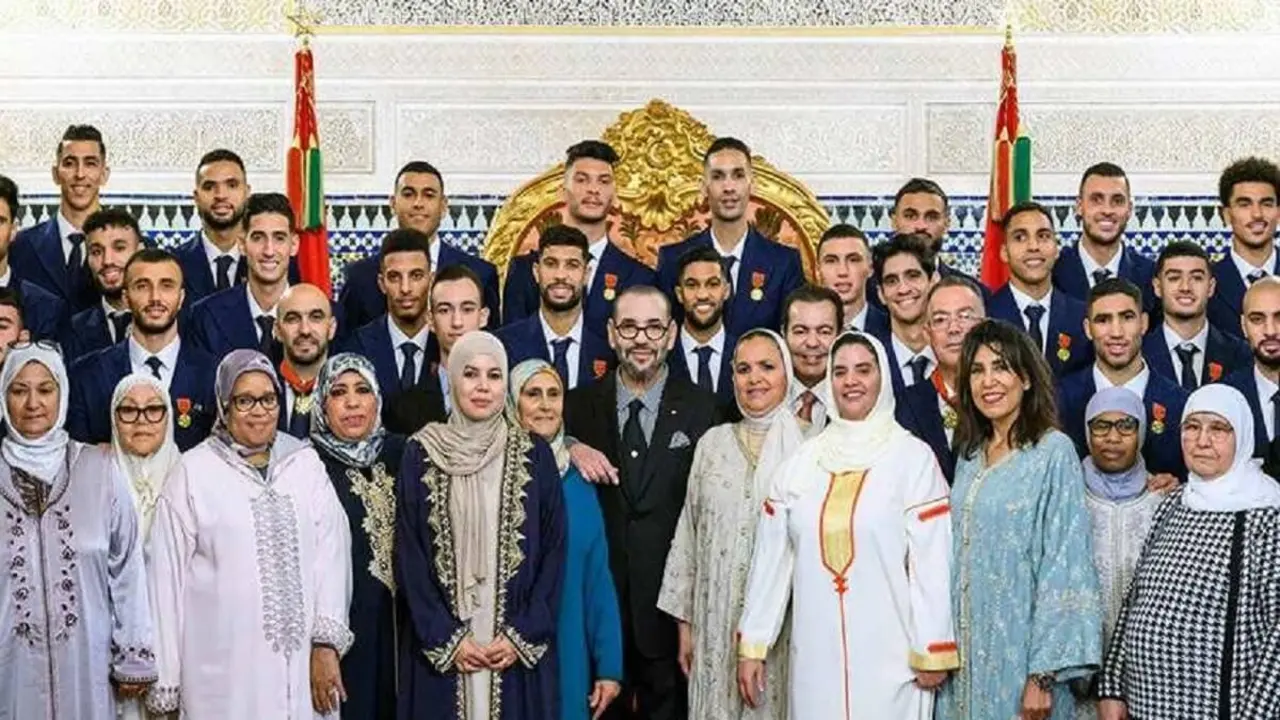 PHOTO/FILE - El rey Mohamed VI con los integrantes de la selecci&oacute;n de f&uacute;tbol de Marruecos y sus madres
