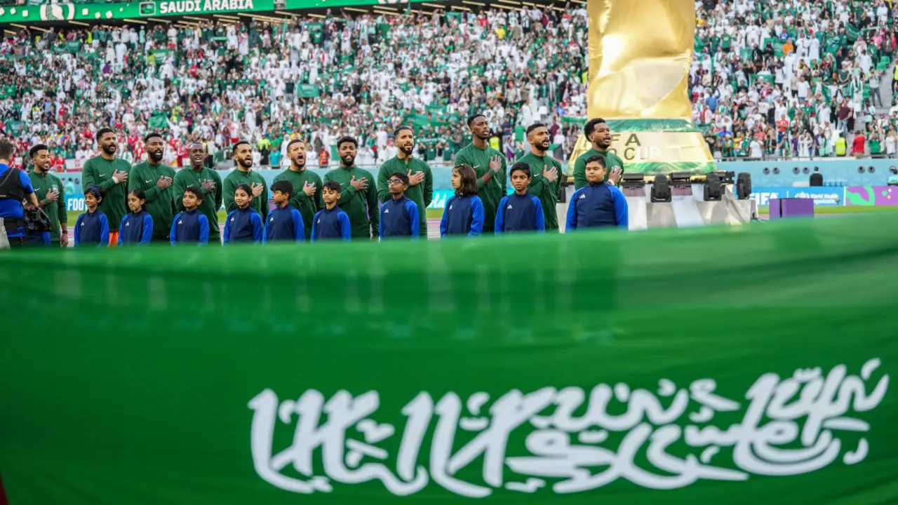 FOTO/AYMAN AREF/NURPHOTO/NURPHOTO VÍA AFP - El equipo de Arabia Saudí antes del partido del Grupo C de la Copa Mundial de la FIFA Qatar 2022 entre Polonia y Arabia Saudí en el Education City Stadium el 26 de noviembre de 2022 en Al Rayyan, Qatar