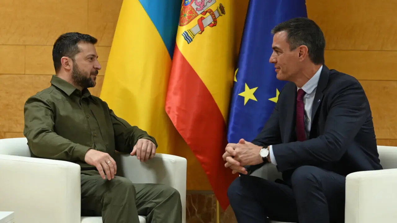 BORJA PUIG DE LA BELLACASA LA MONCLOA AFP - El presidente de Ucrania, Volodymyr Zelensky, y el primer ministro de España, Pedro Sánchez