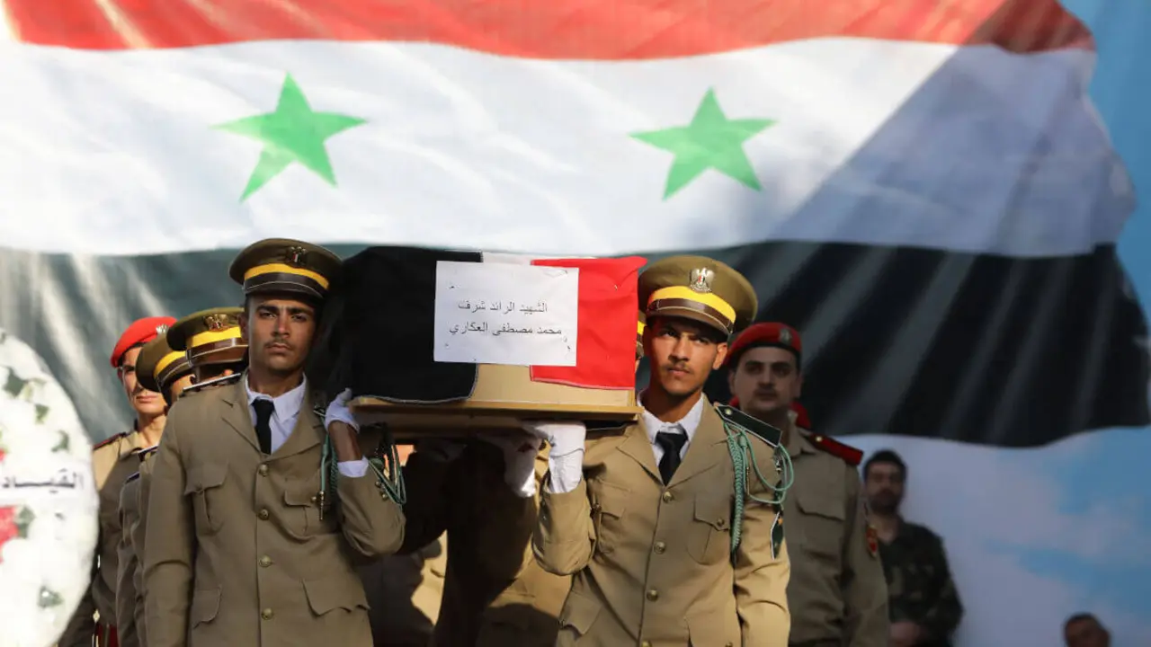 LOUAI BESHARA / AFP - Funeral de las víctimas del atentado contra la academia militar de Homs, Siria