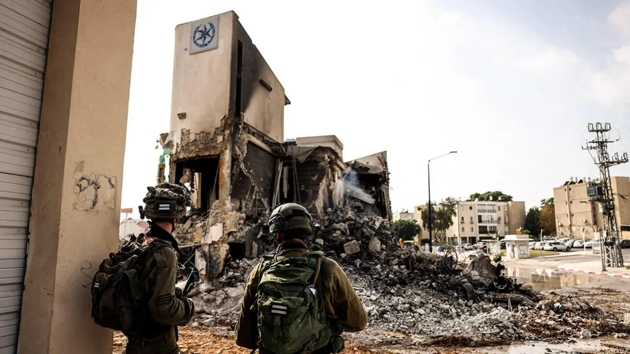 REUTERS/RONEN ZVULUN - Soldados israelíes observan los restos de una comisaría de policía que fue lugar de una batalla tras una infiltración masiva de pistoleros de Hamas desde la Franja de Gaza, en Sderot, sur de Israel, el 8 de octubre de 2023