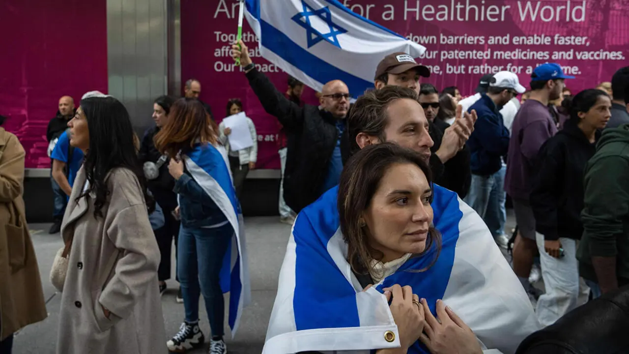 Partidarios pro-israelíes se abrazan durante las protestas cerca del consulado de Israel el 8 de octubre de 2023 en Nueva Ciudad de York 

PHOTO/ Adam Gray / GETTY IMAGES NORTEAMÉRICA / Getty Images vía AFP