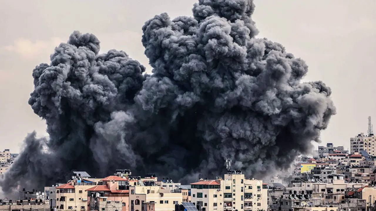 Explosión en un edificio residencial en la ciudad de Gaza, por un ataque israelí - AFP/MAHMUD HAMS
