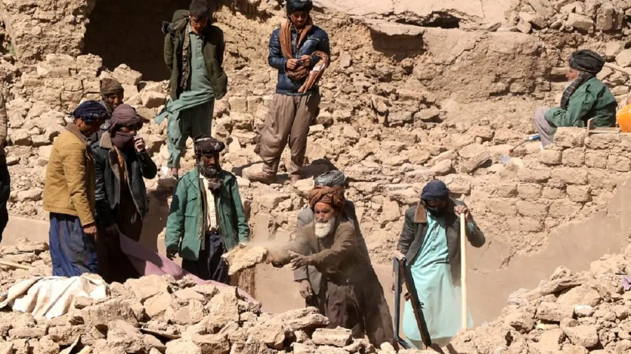 PHOTO/AFP/MOHSEN KARIMI - Residentes afganos retiran escombros mientras buscan cuerpos de víctimas entre los escombros de las casas dañadas tras los terremotos en el pueblo de Kashkak, distrito de Zendeh Jan de la provincia de Herat, el 8 de octubre de 2023