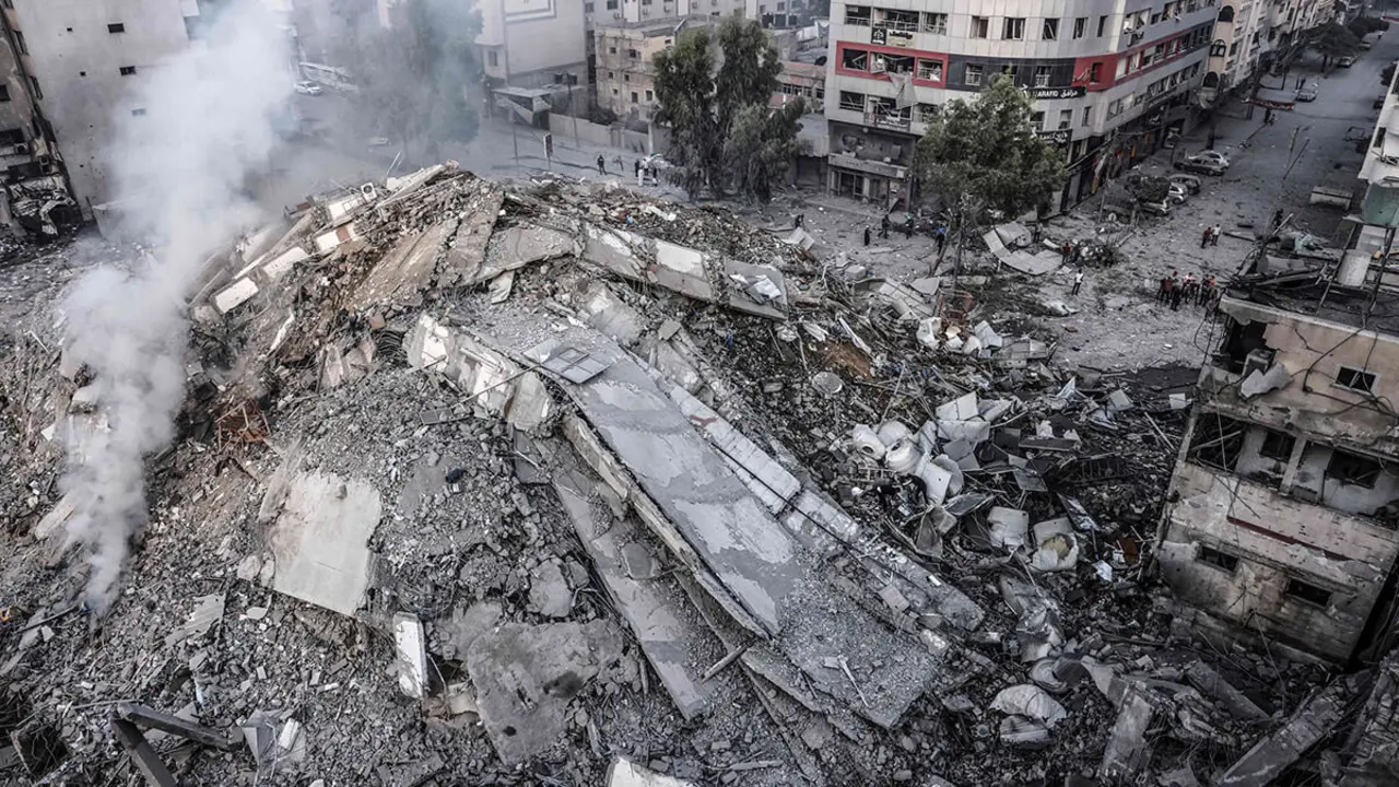 Ruinas de un edificio destruido en los ataques aéreos israelíes en la ciudad de Gaza el 8 de octubre de 2023 - AFP/MOHAMMED ABED