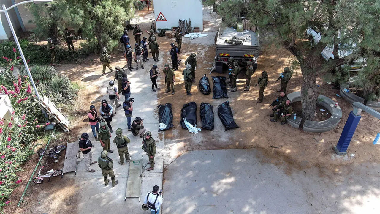 REUTERS/Ilan Rosenberg - Vista aérea muestra los cuerpos de las víctimas de un ataque tras una infiltración masiva de pistoleros de Hamás desde la Franja de Gaza, yacen en el suelo en el Kibbutz Kfar Aza, en el sur de Israel, el 10 de octubre de 2023