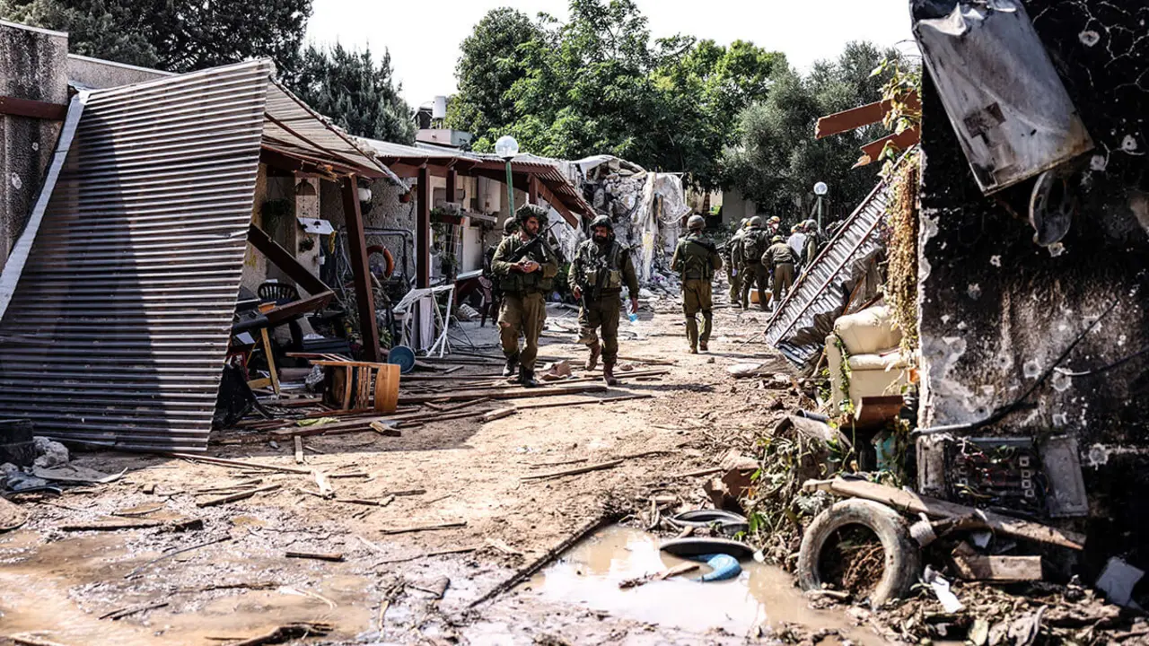 Soldados israelíes caminan por los restos de una zona residencial del Kibbutz Kfar Aza, en el sur de Israel, el 10 de octubre de 2023
REUTERS/RONEN ZVULUN