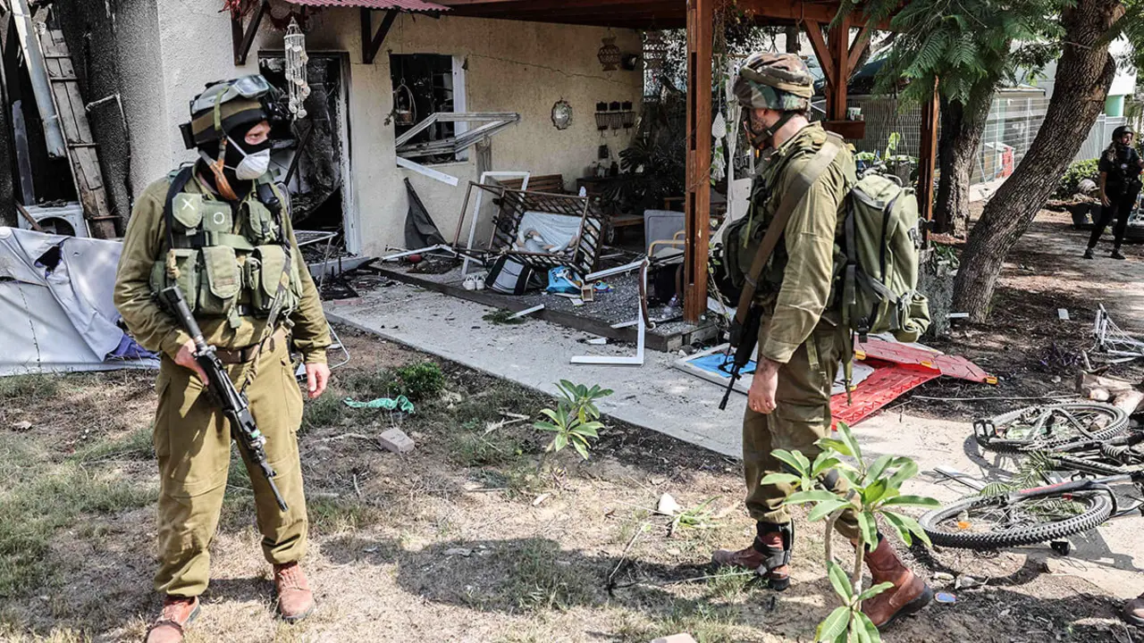 AFP/JACK GUEZ - Soldados israelíes inspeccionan los daños causados ​​por los ataques con cohetes desde la Franja de Gaza en el kibutz de Kfar Aza, en el sur de Israel, en la frontera con el territorio palestino