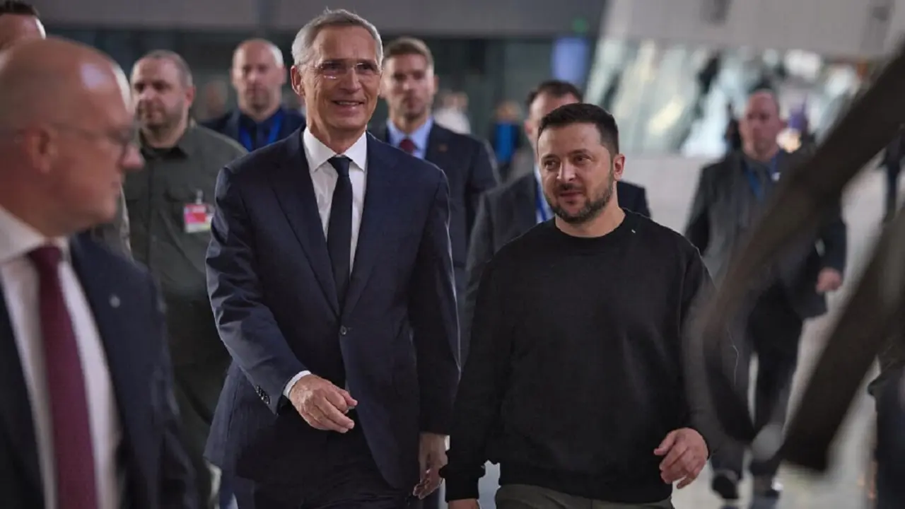 PHOTO/AFP PHOTO/UKRAINIAN PRESIDENTIAL PRESS SERVICE - Esta foto tomada y difundida por el servicio de prensa presidencial ucraniano en Bruselas el 11 de octubre de 2023 muestra al presidente ucraniano, Volodimir Zelenski (Derecha), recibido por el secretario general de la OTAN, Jens Stoltenberg, al comienzo de su primera visita a la sede de la OTAN desde el inicio de la invasión rusa de Ucrania en febrero de 2022