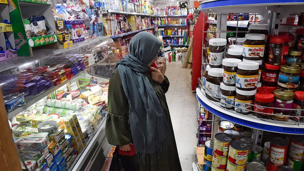 REUTERS/RAMZI BOUDINA - Una mujer argelina compra en un supermercado de la capital, Argel