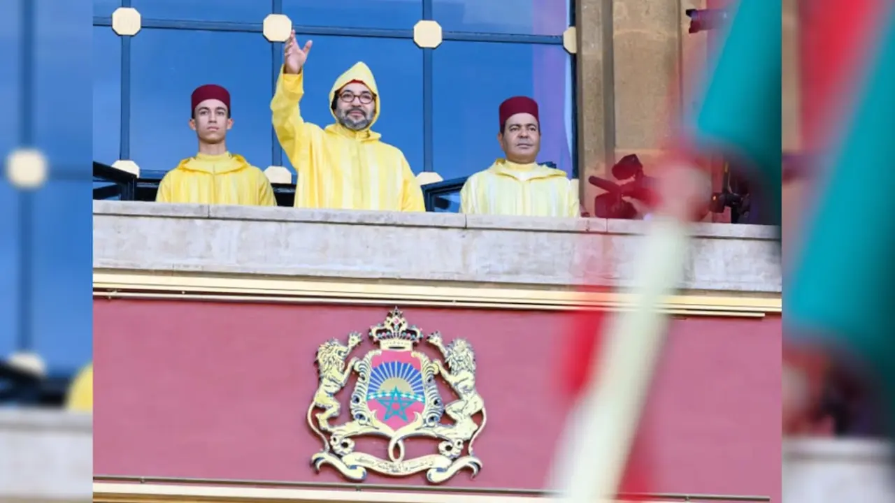 El rey Mohamed VI, acompañado por el príncipe heredero Moulay El Hassan y el príncipe Moulay Rachid - PHOTO CASA REAL