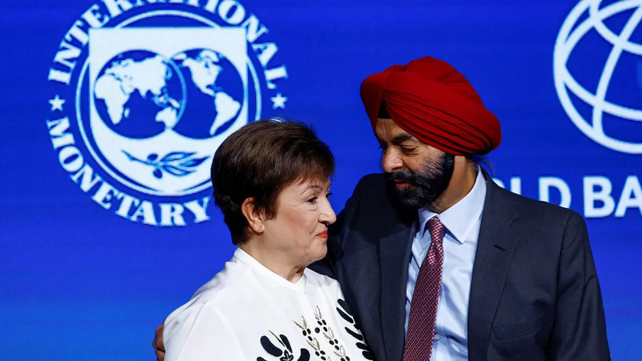 REUTERS/SUSANA VERA - El presidente del Banco Mundial, Ajay Banga, y la directora gerente del Fondo Monetario Internacional (FMI), Kristalina Georgieva, asisten a una ceremonia de firma con Tailandia como sede de las reuniones anuales del FMI y el Banco Mundial de 2026 el último día de la reunión, tras el mortal terremoto del mes pasado, en Marrakech, Marruecos, 15 de octubre de 2023
