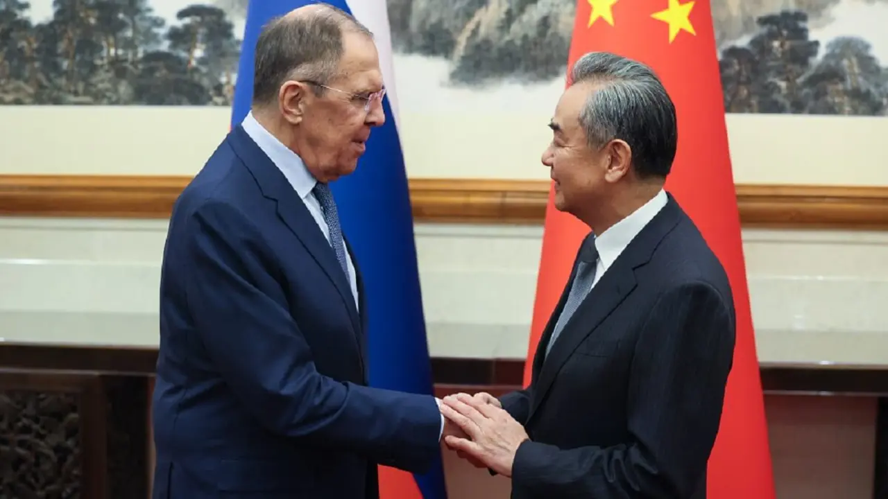 AFP PHOTO/RUSSIAN FOREIGN MINISTRY/HANDOUT - Esta foto tomada y difundida por el Ministerio de Asuntos Exteriores ruso el 16 de octubre de 2023 muestra al ministro de Asuntos Exteriores ruso, Sergei Lavrov, reunido con su homólogo chino, Wang Yi, en Pekín