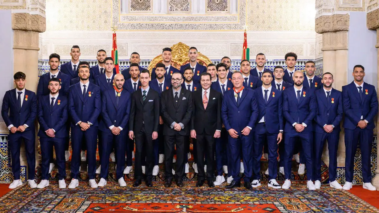 PHOTO/MAP - El rey de Marruecos, Mohammed VI (centro), posando para una fotografía con los jugadores de la selección nacional de fútbol del país en el palacio real de Rabat, a su regreso tras el Mundial de Qatar 2022