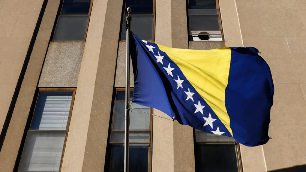 PHOTO/BEATA ZAWRZEL/NURPHOTO/NURPHOTO VÍA AFP - Bandera de Bosnia y Herzegovina en la Embajada de Bosnia y Herzegovina en Washington, D.C., Estados Unidos