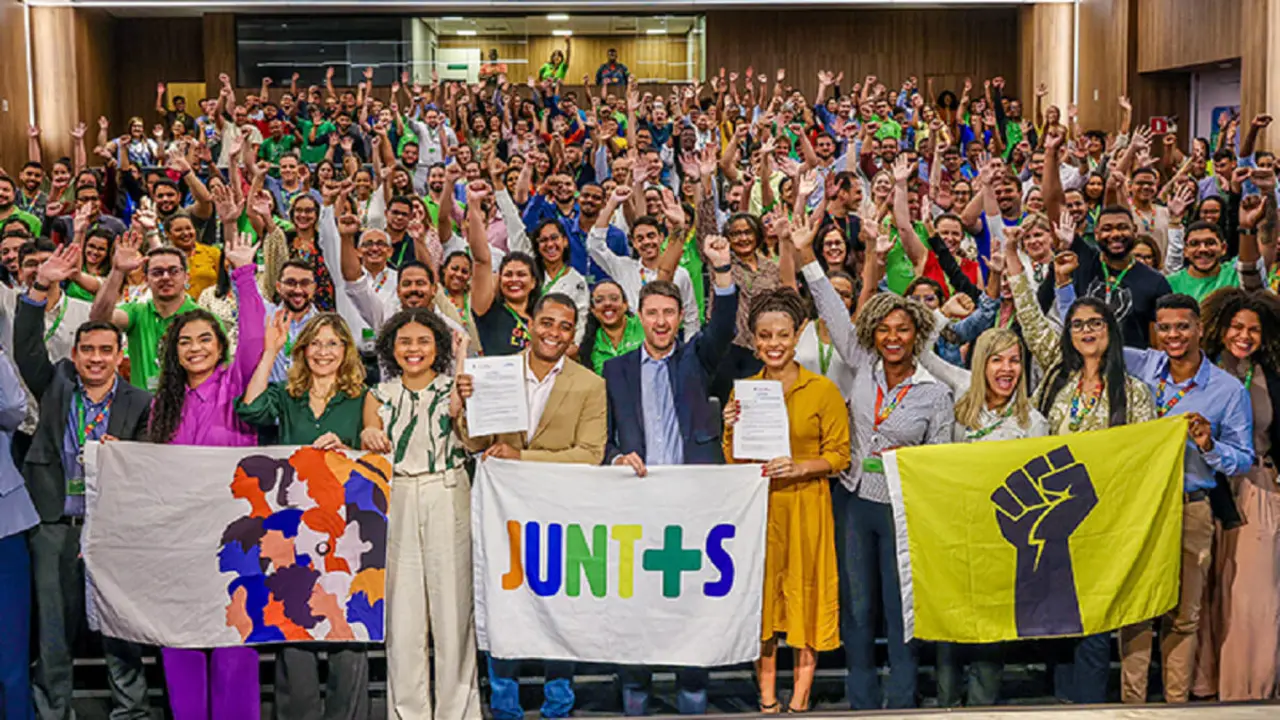 Eduardo Capelastegui, CEO de Neoenergia, junto a empleados de la compañía durante el acto de firma del Pacto Mundial de la ONU (Neoenergia - Ulisses Dumas)