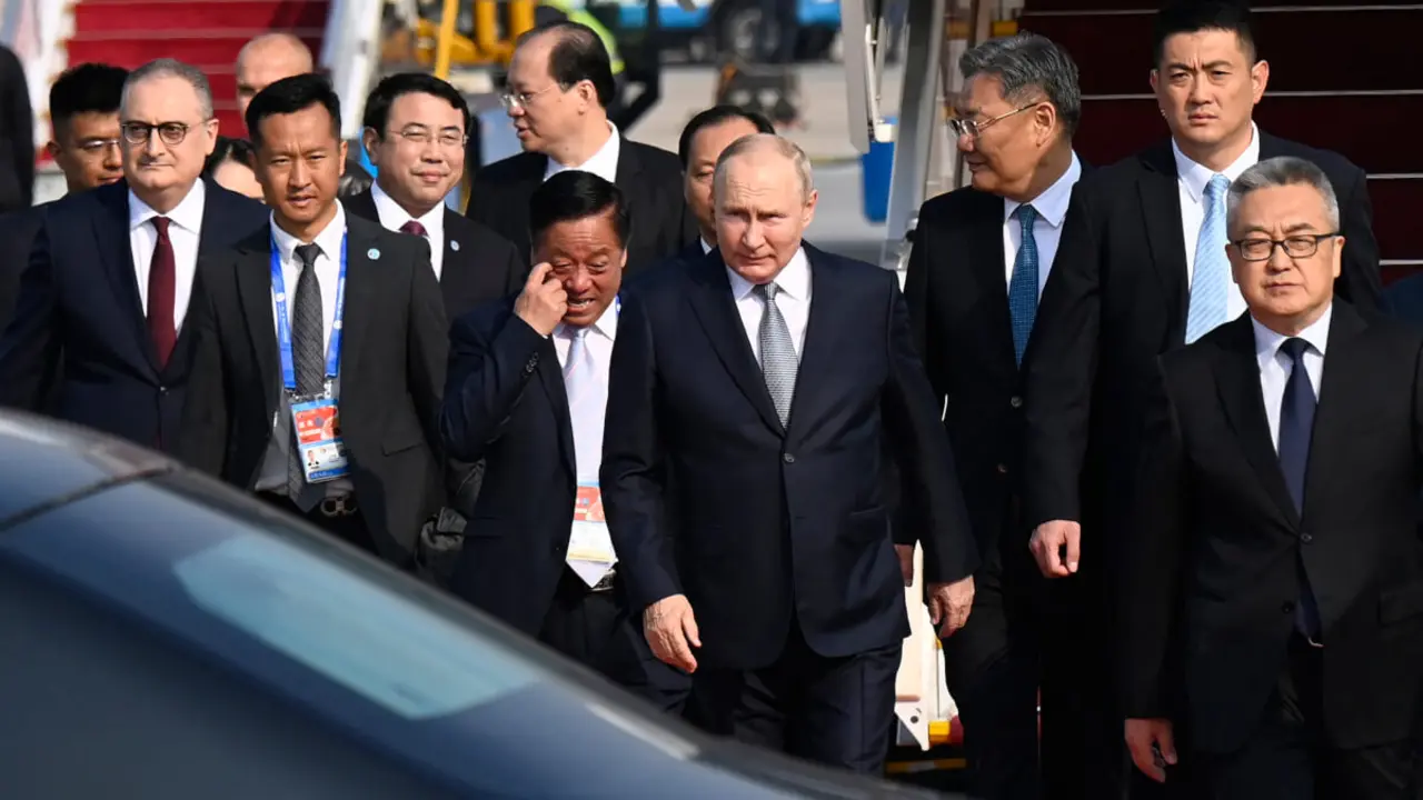 Parker Song / POOL / AFP - El presidente de Rusia, Vladimir Putin (4.o por la derecha), llega al Aeropuerto Internacional Capital de Beijing