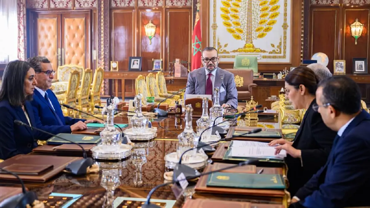 PHOTO/MAP - Su Majestad el Rey Mohamed VI preside una sesión de trabajo sobre el sector de la vivienda y el urbanismo en el Palacio Real de Rabat, 17-10-2023