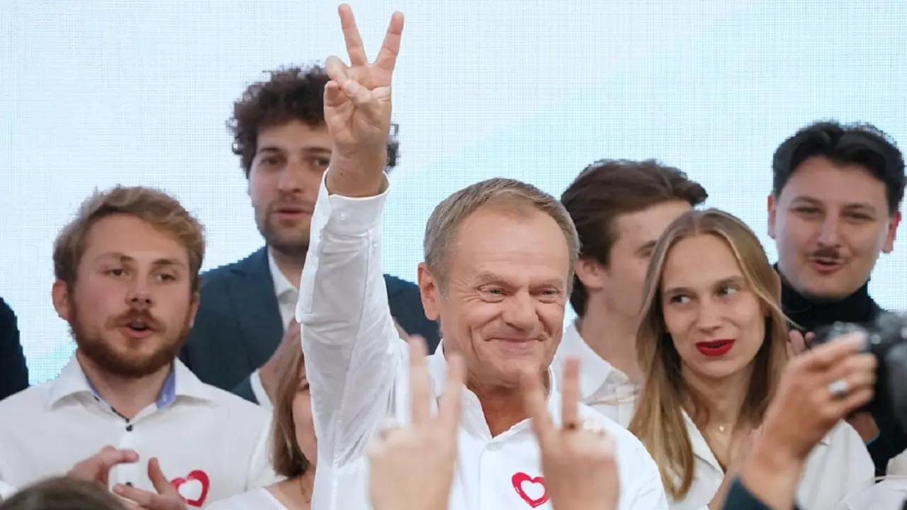 PHOTO/AFP/JANEK SKARZYNSKI - El principal líder de la oposición polaca, ex primer ministro y jefe del bloque centrista Coalición Cívica, Donald Tusk, se dirige a sus seguidores en la sede del partido en Varsovia, Polonia, el 15 de octubre de 2023, tras la presentación de los primeros resultados a pie de urna de las elecciones parlamentarias del país