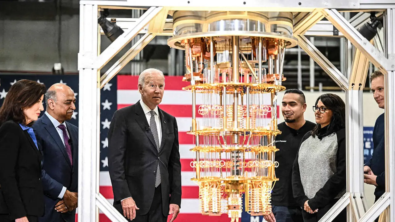 AFP/MANDEL NGAN - El presidente de Estados Unidos, Joe Biden, recorre las instalaciones de IBM en Poughkeepsie, Nueva York, el 6 de octubre de 2022. IBM, anunció una inversión de 20.000 millones de dólares en computación cuántica, fabricación de semiconductores y otras tecnologías de alta tecnología